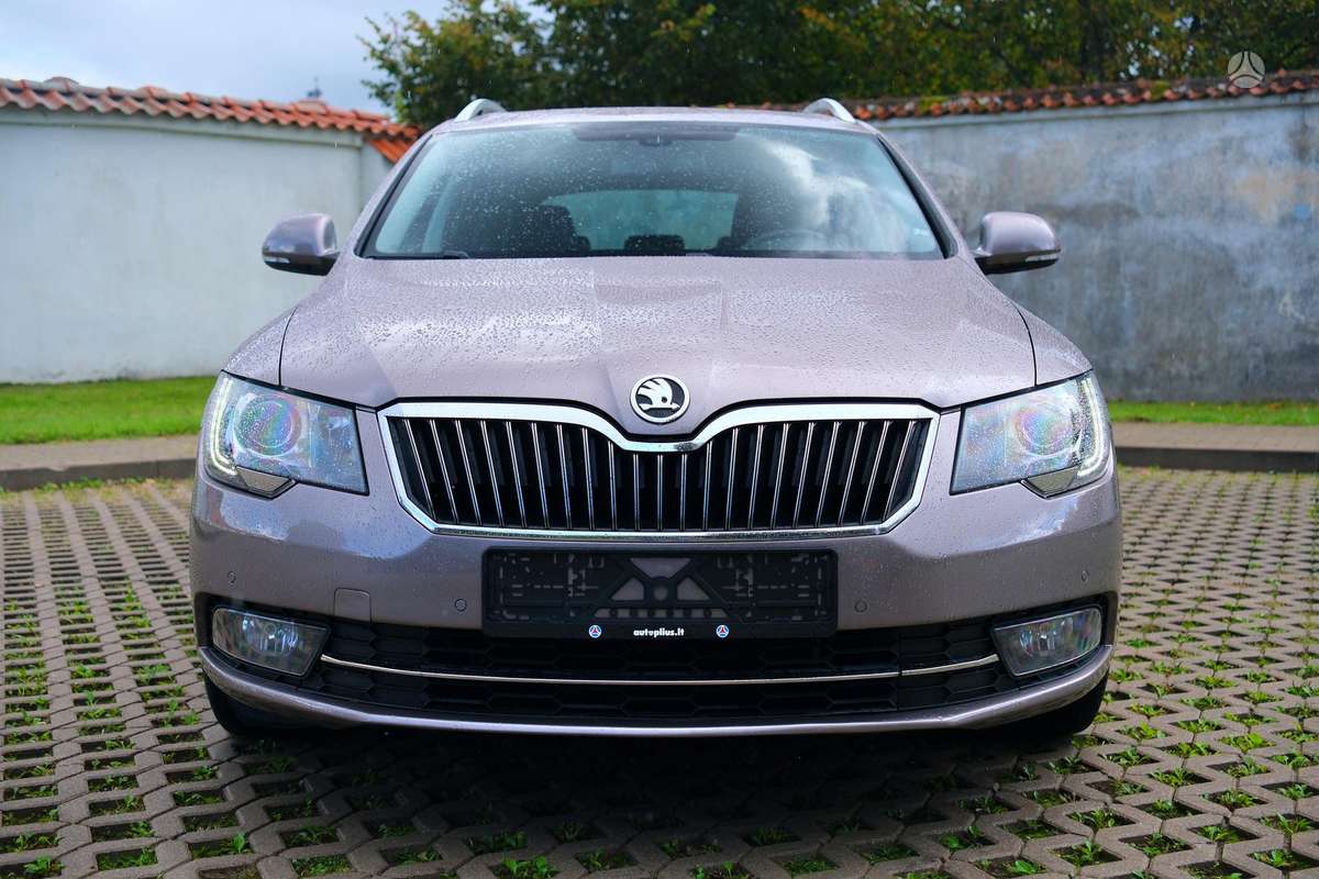 Skoda Superb 2014 — вигляд ззаду