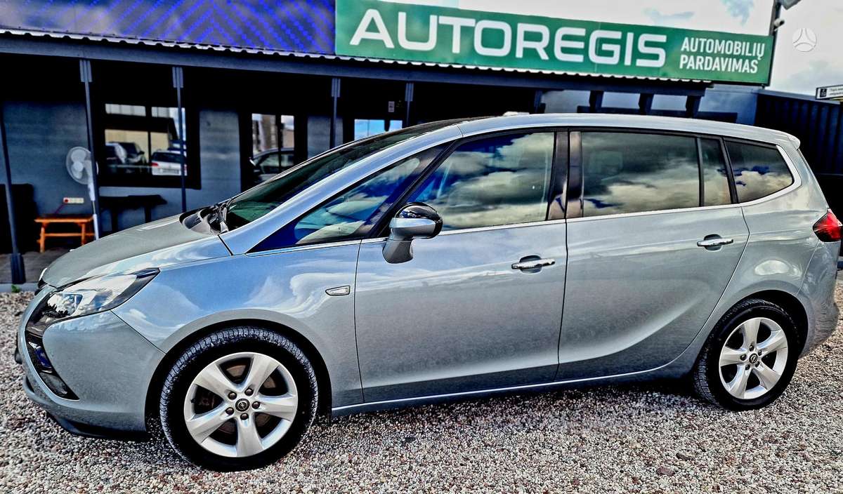 Opel Zafira 2013 — rear view