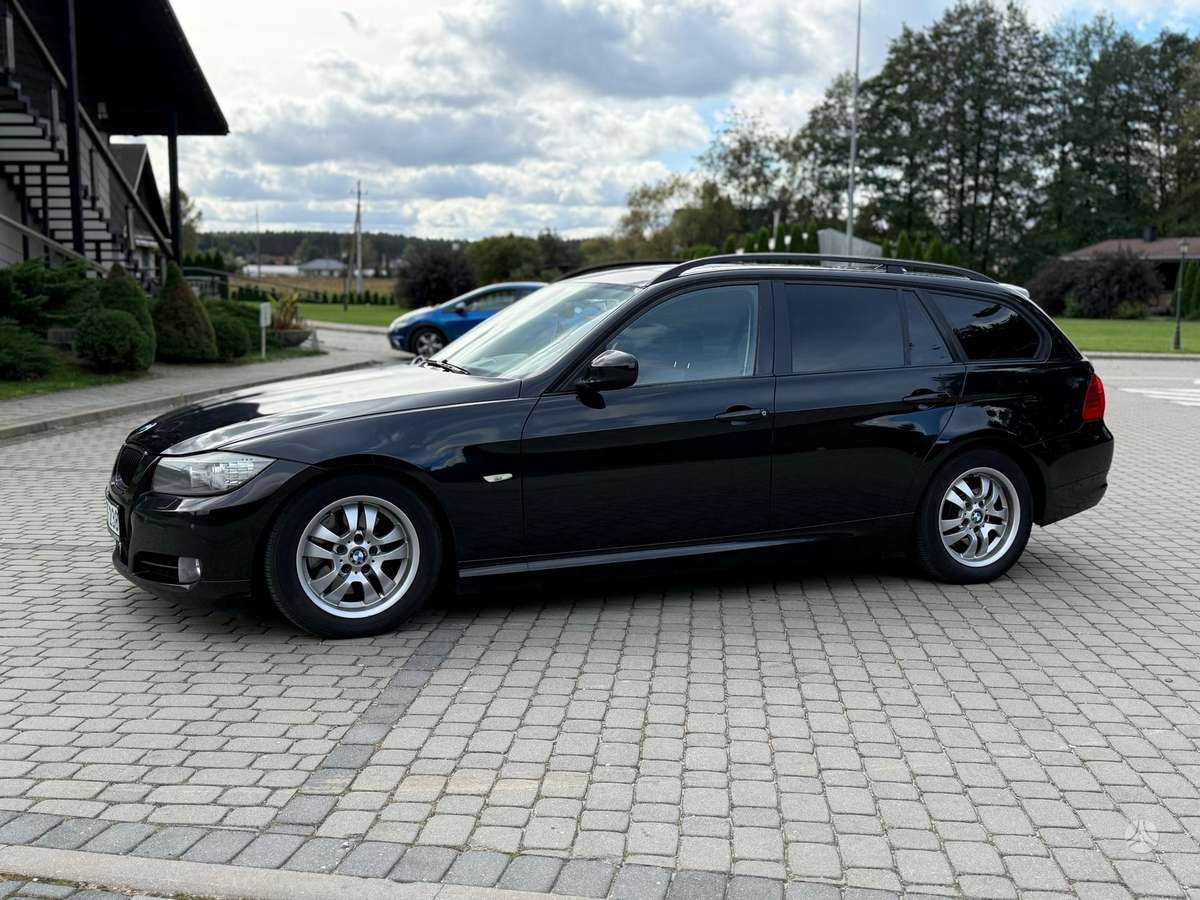 BMW 320 2009 — rear view