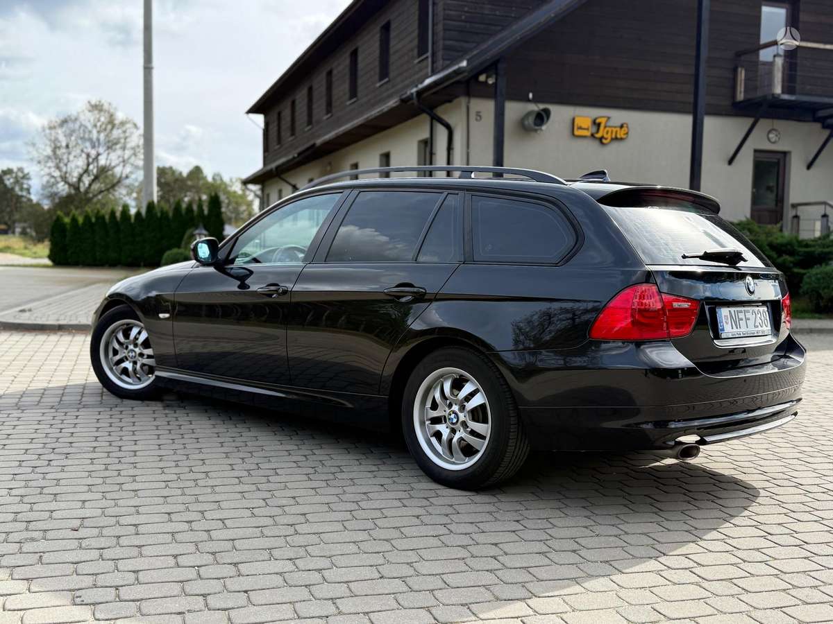 BMW 320 2009 — interior