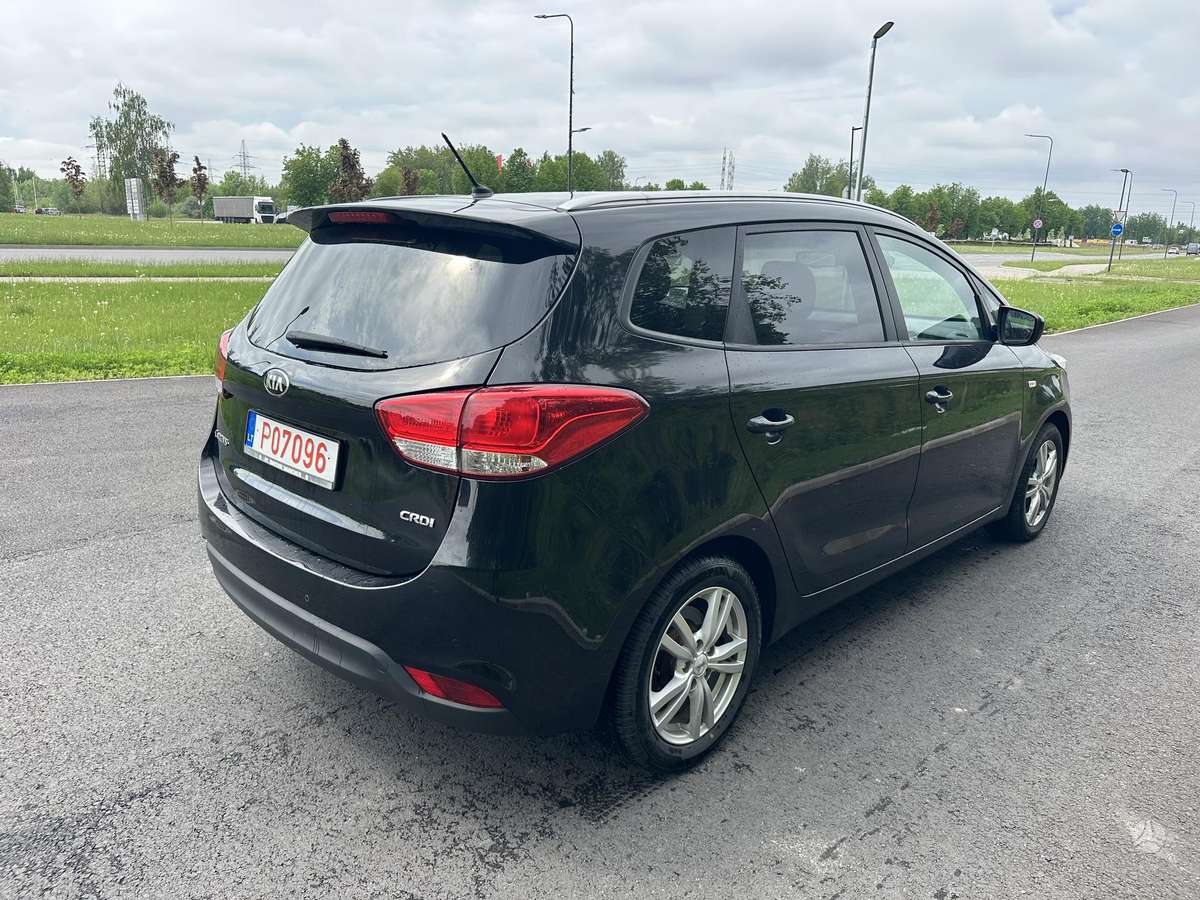 Kia Carens 2014 — rear view