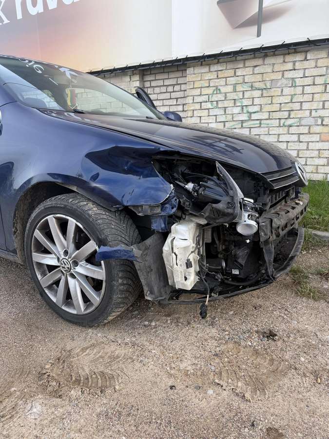 Volkswagen Golf 2010 — салон