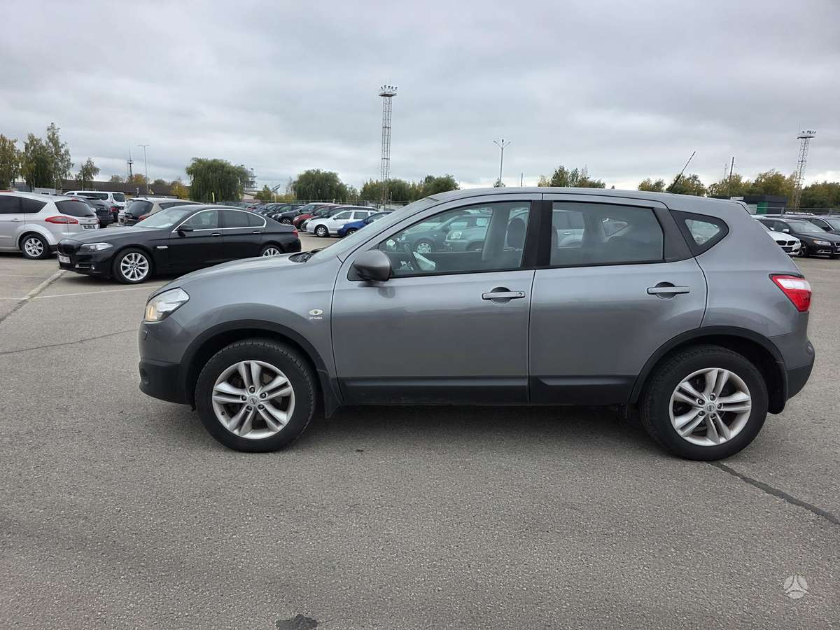 Nissan Qashqai 2012 — engine 1598 cm³, 131 HP (96kW)