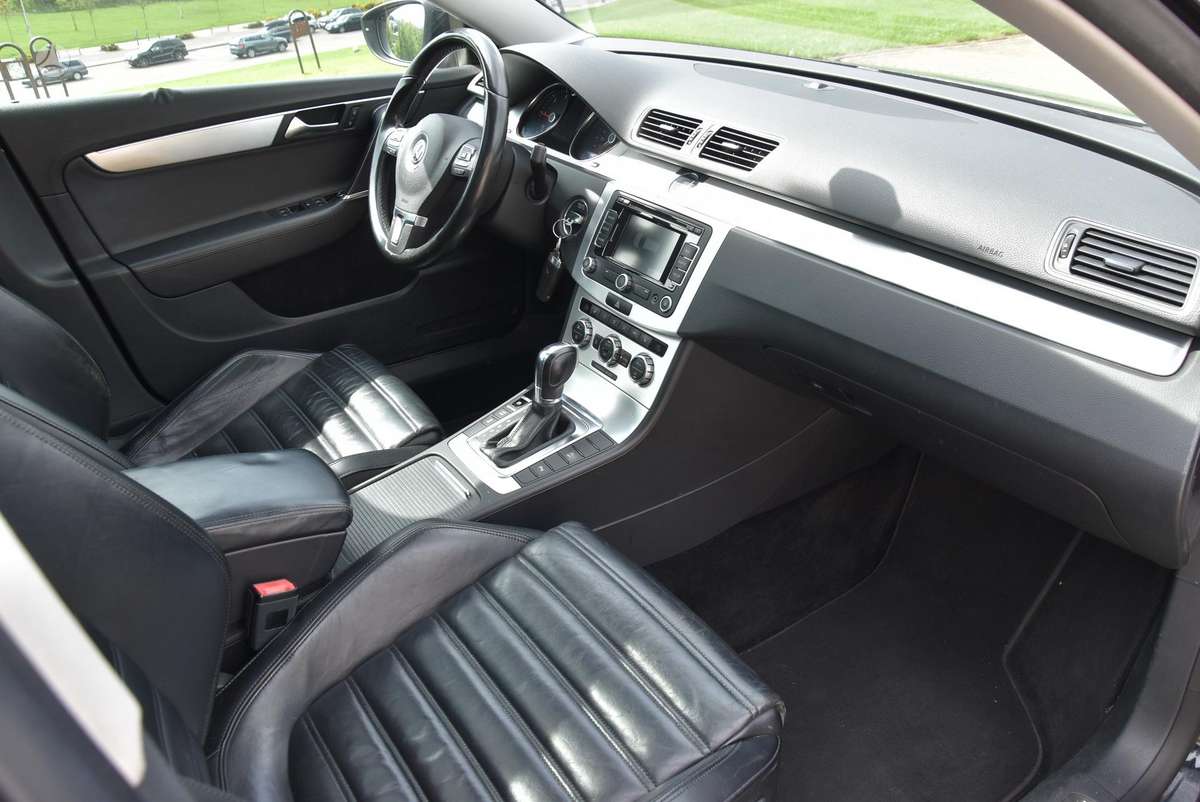 Volkswagen Passat 2012 — photo 11