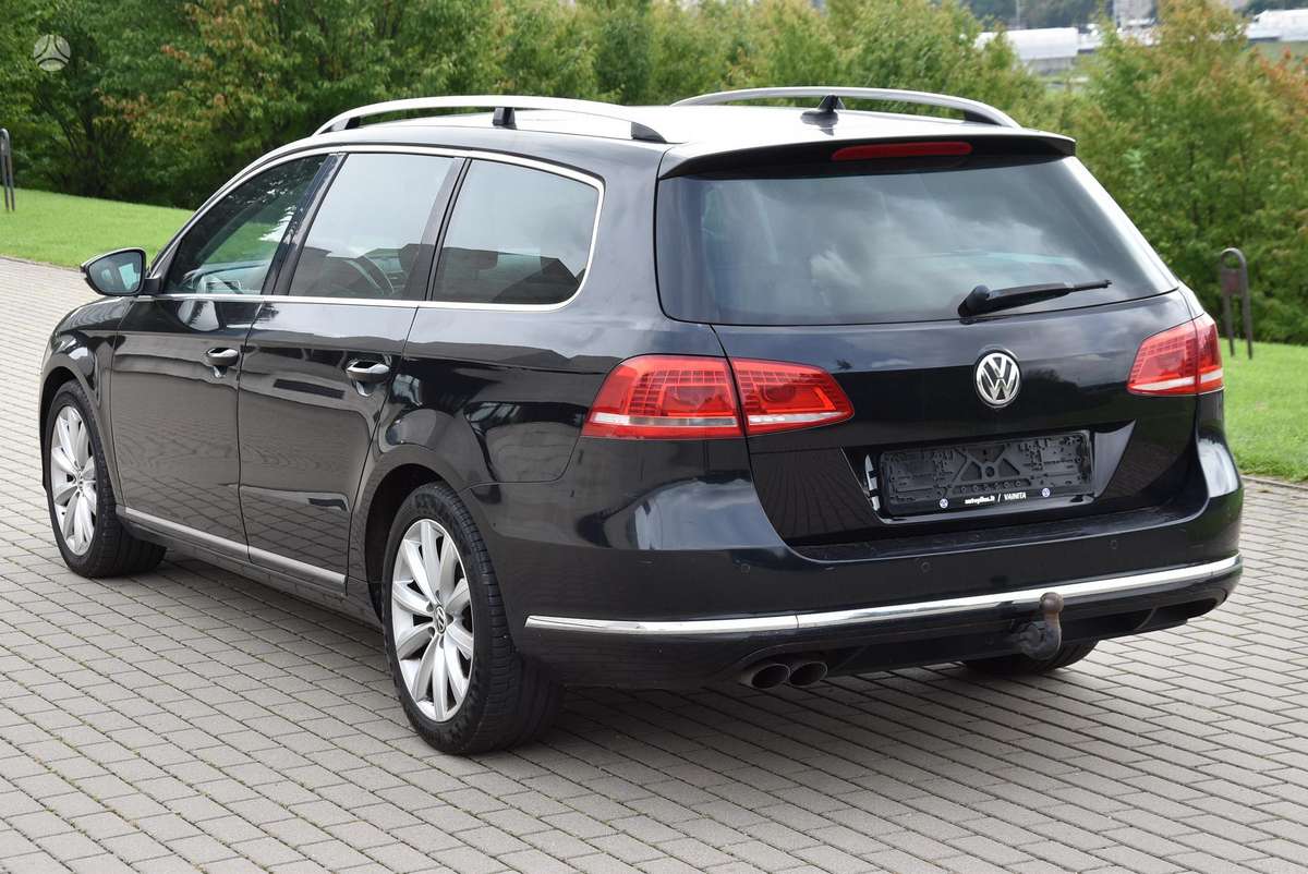 Volkswagen Passat 2012 — rear view