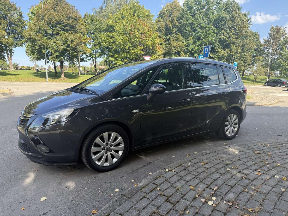Opel Zafira 2013 — вигляд ззаду