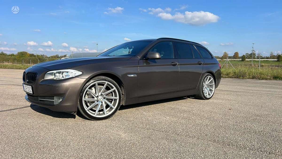 BMW 520 2011 — вигляд ззаду