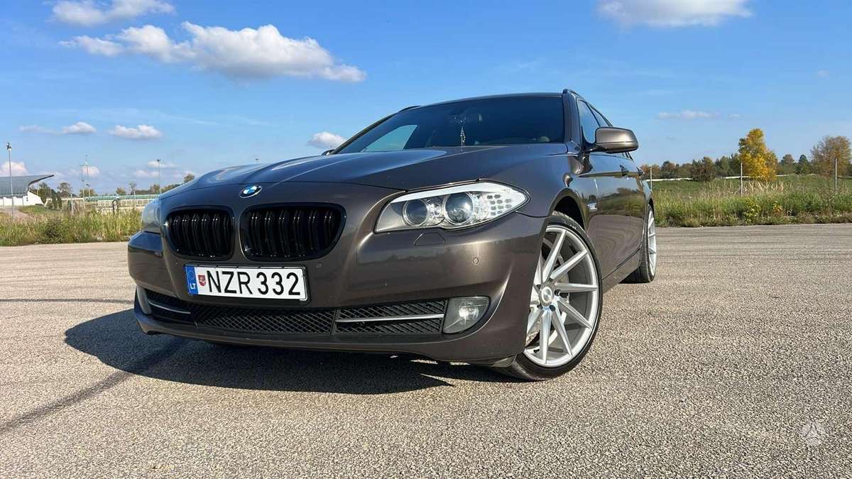 BMW 520 2011 — салон
