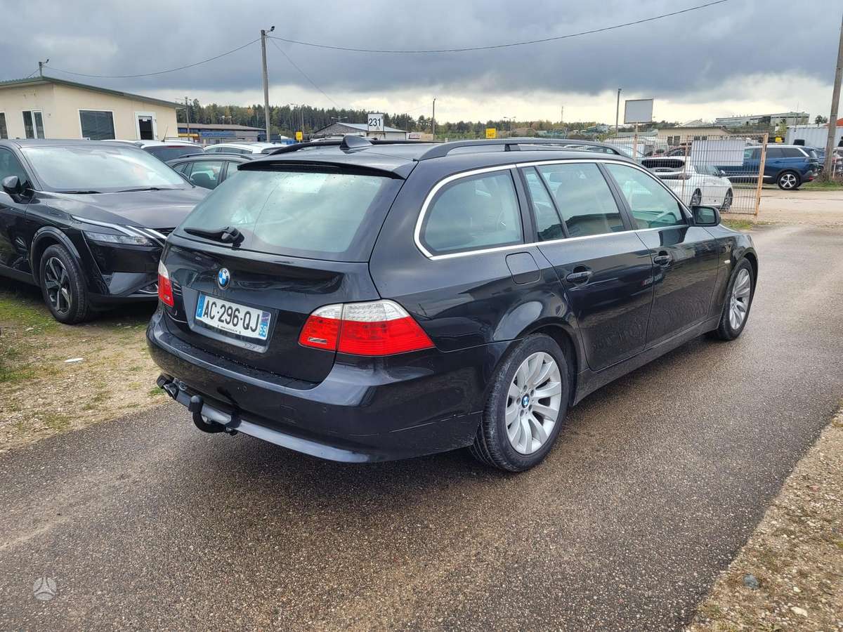 BMW 525 2009 — салон