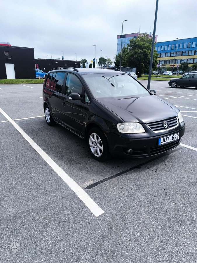 Volkswagen Touran 2004 — rear view