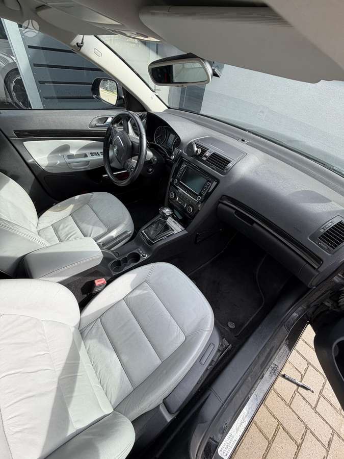 Skoda Octavia 2009 — rear view