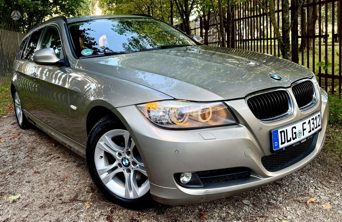 BMW 320 2012 — rear view