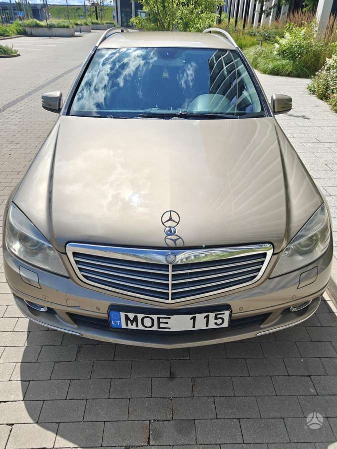 Mercedes-Benz C200 2009 — вигляд ззаду