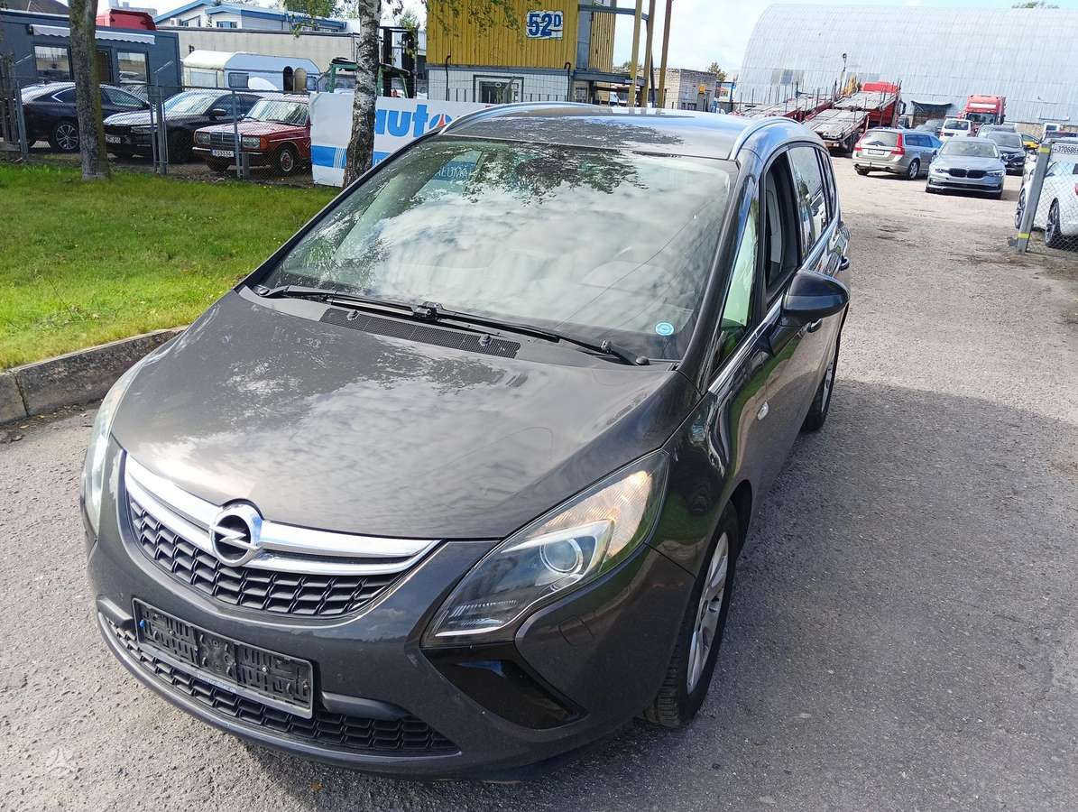 Opel Zafira 2014 — rear view