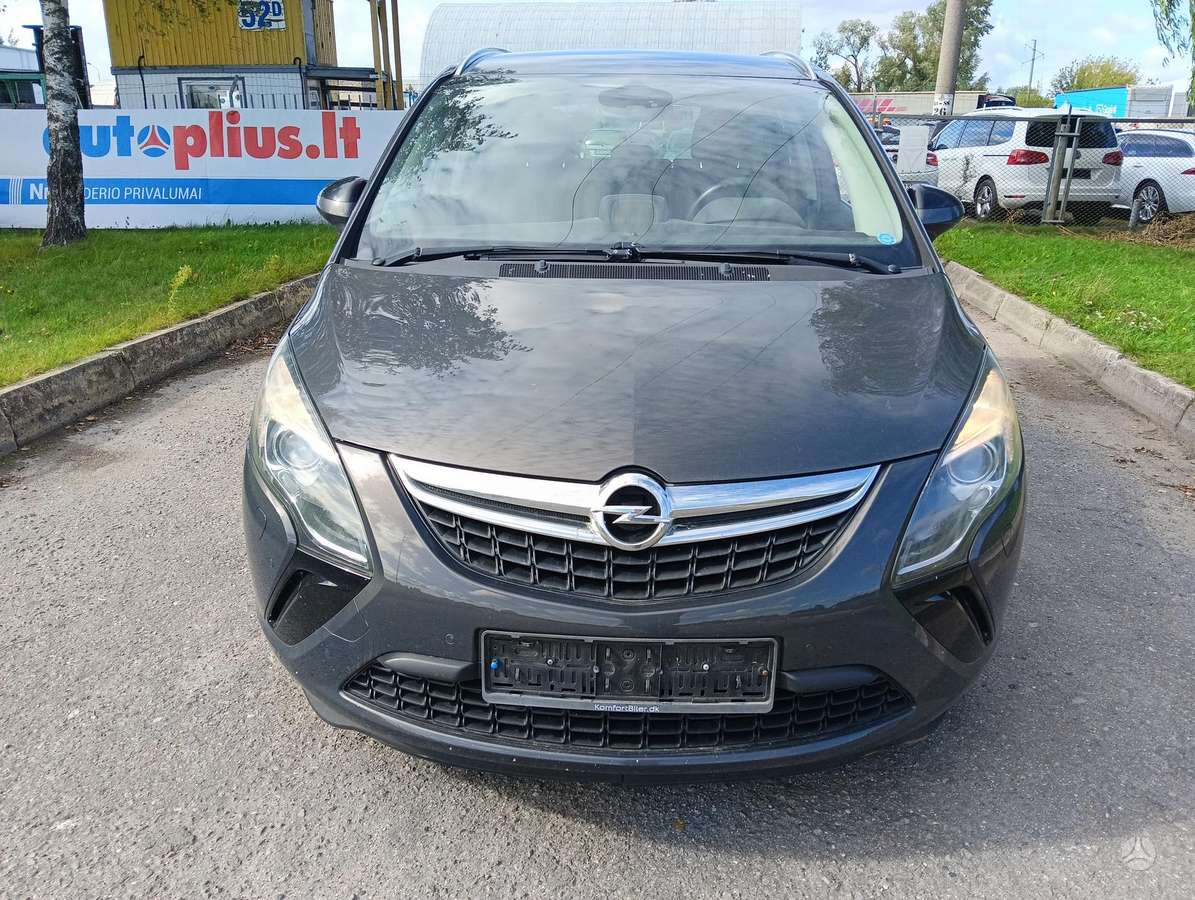 Opel Zafira 2014 — interior