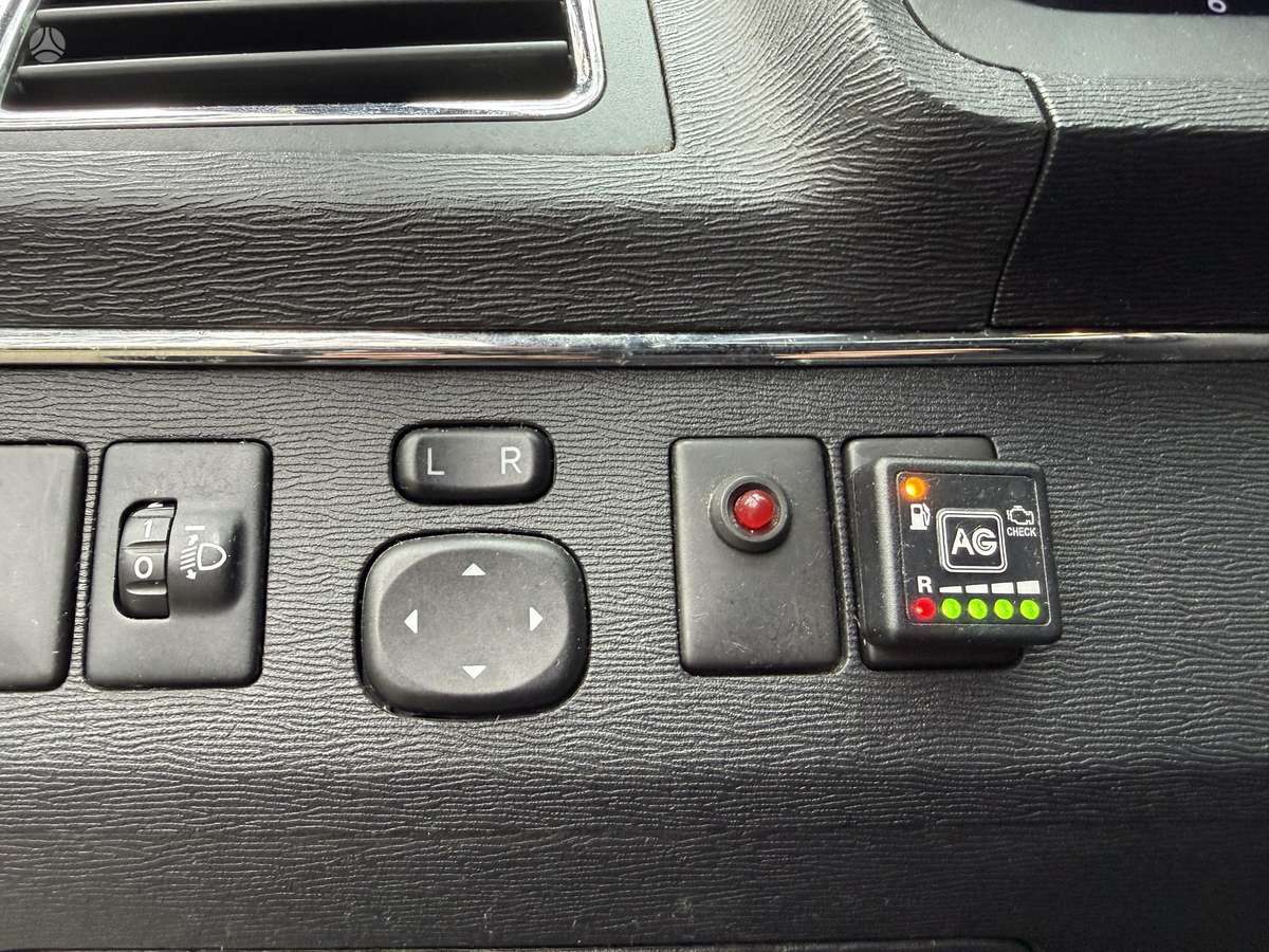 Toyota Avensis 2012 — photo 8
