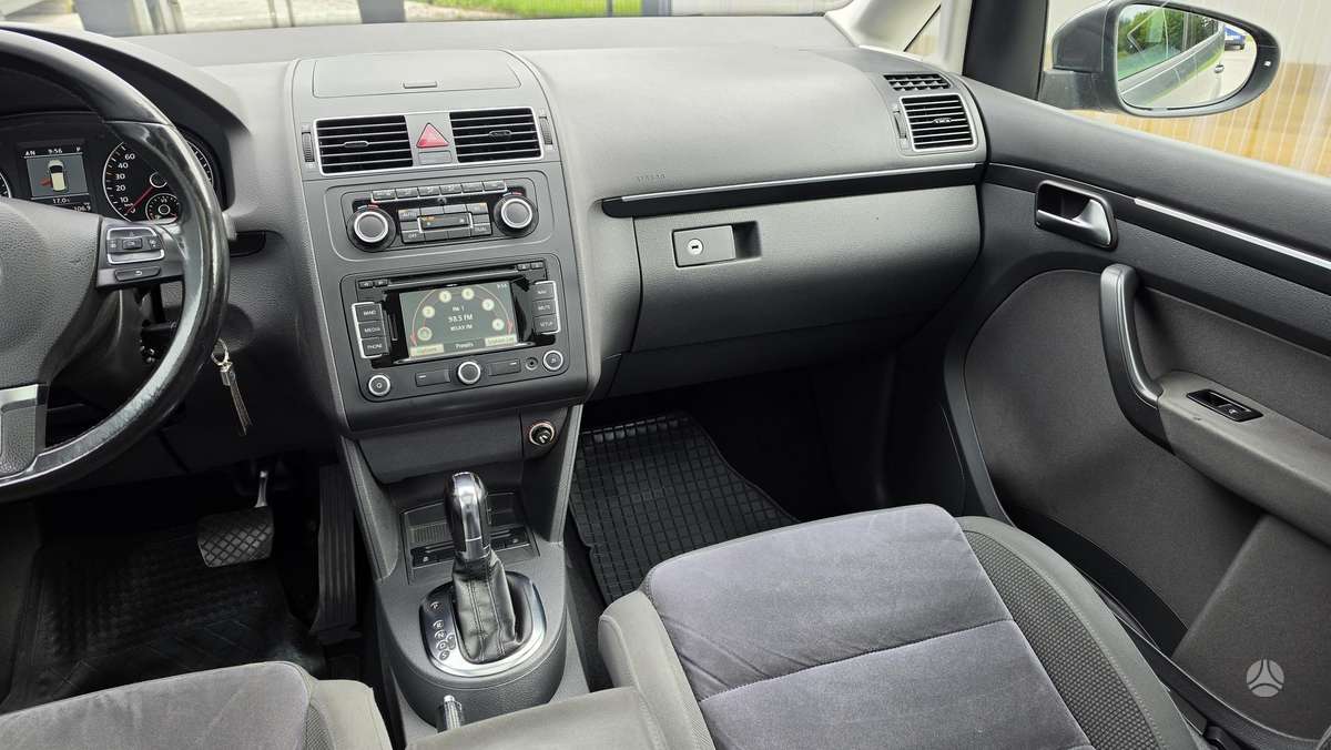 Volkswagen Touran 2011 — photo 11