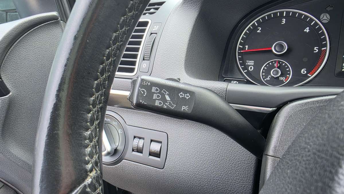 Volkswagen Touran 2011 — photo 12
