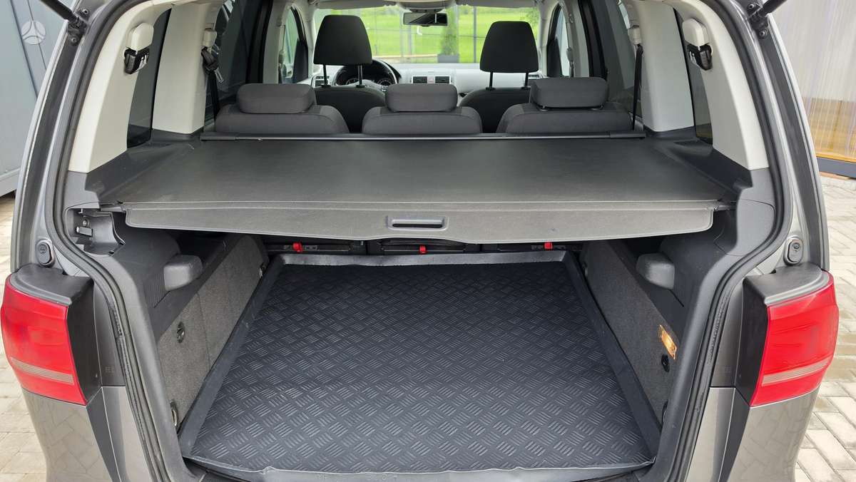 Volkswagen Touran 2011 — photo 14