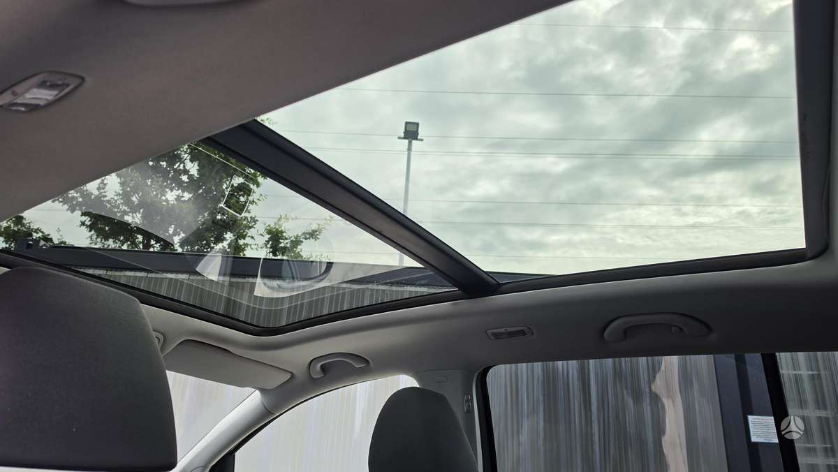 Volkswagen Touran 2011 — photo 15