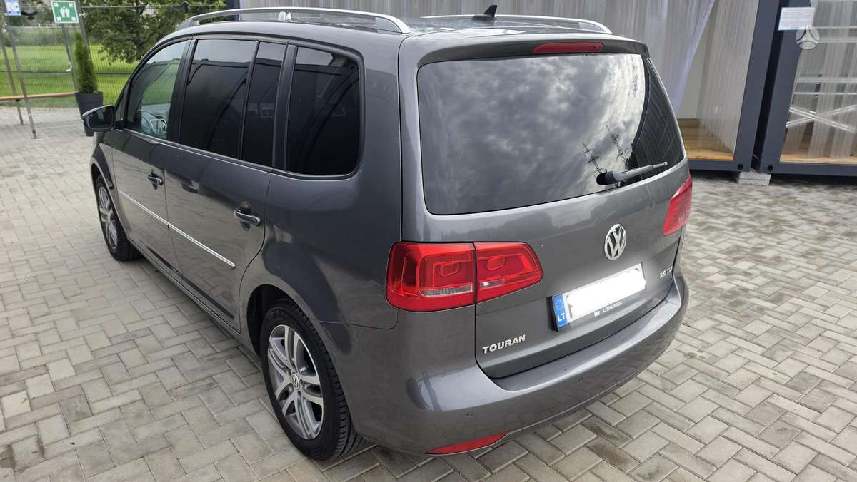 Volkswagen Touran 2011 — interior
