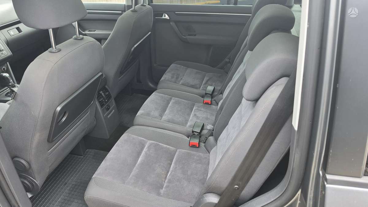 Volkswagen Touran 2011 — photo 9