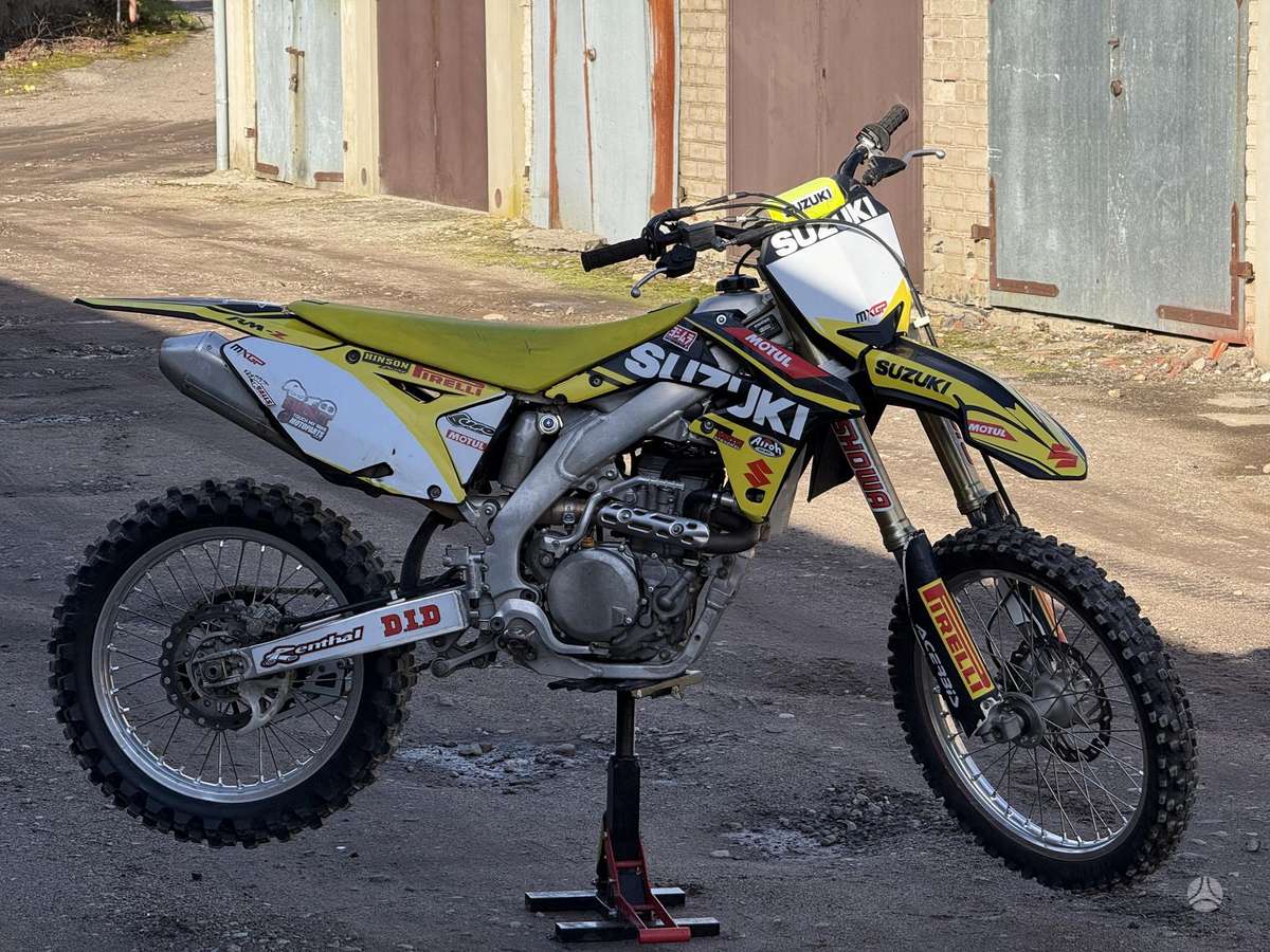 Suzuki RMZ 2012 — rear view