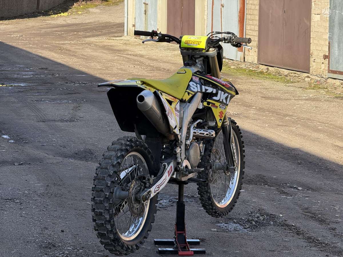 Suzuki RMZ 2012 — interior