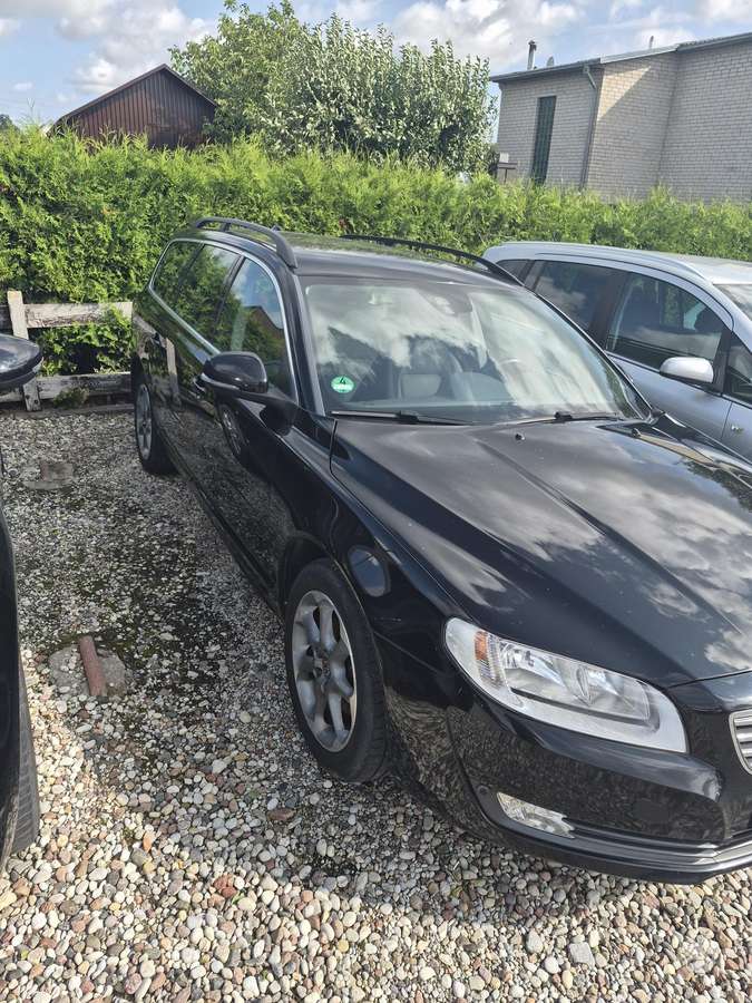 Volvo V70 2015 — rear view