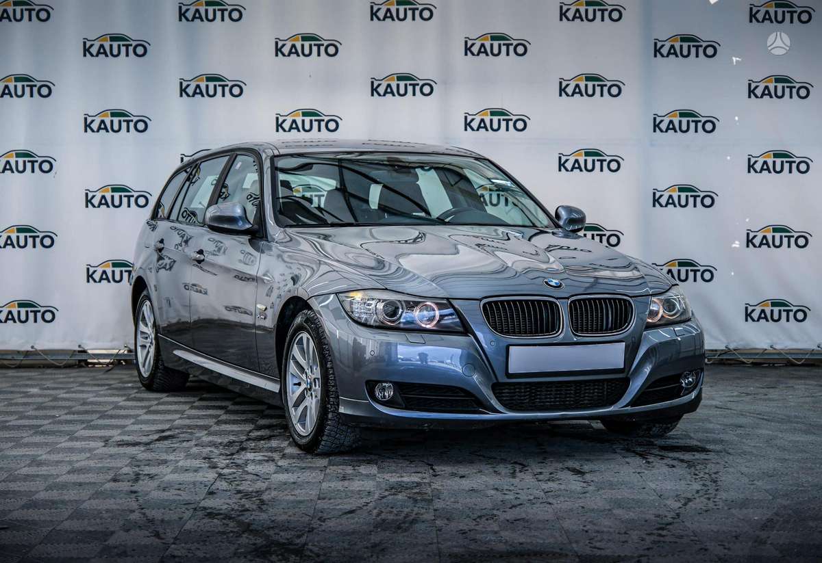 BMW 320 2011 — вигляд ззаду