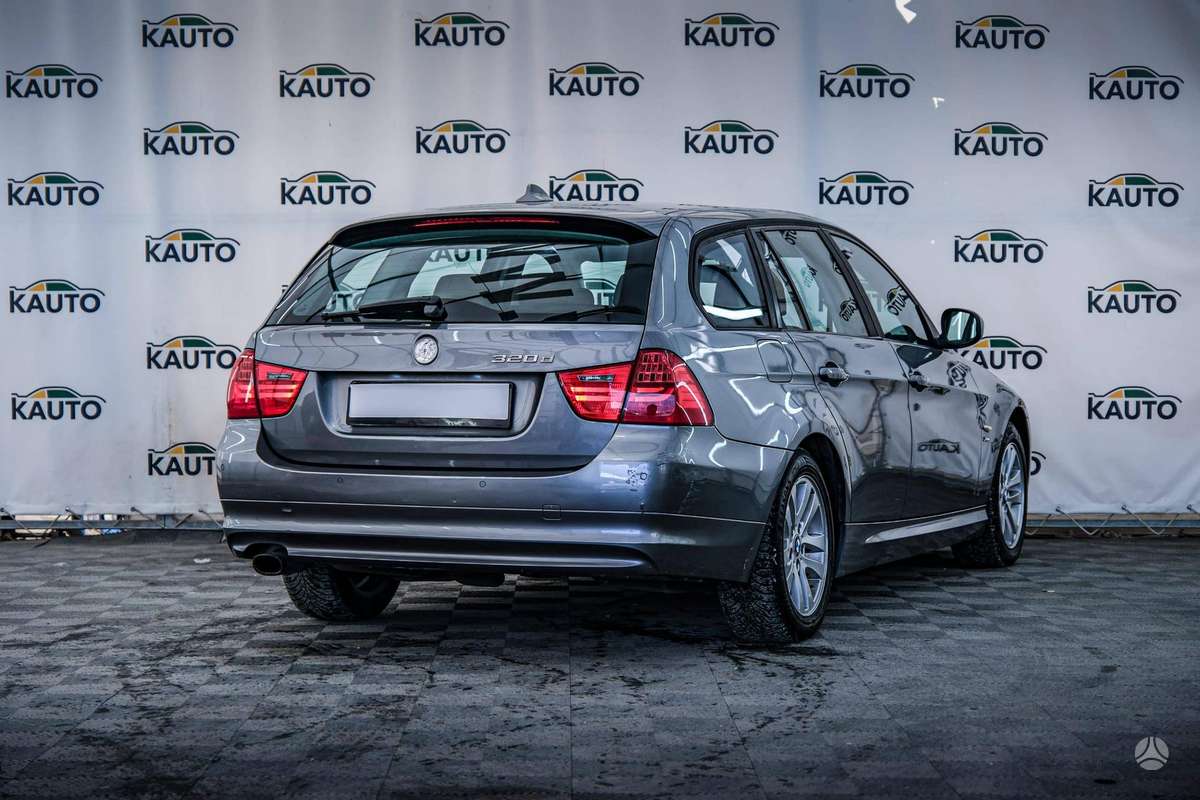 BMW 320 2011 — салон