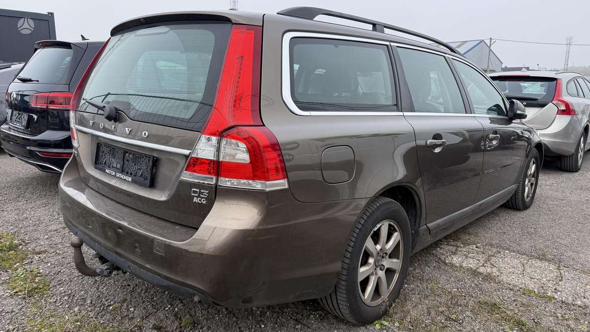 Volvo V70 2013 — rear view