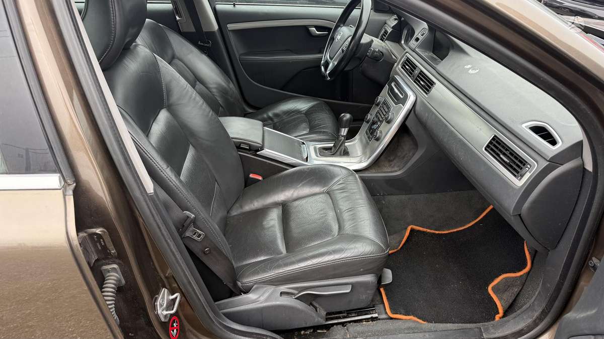 Volvo V70 2013 — photo 8