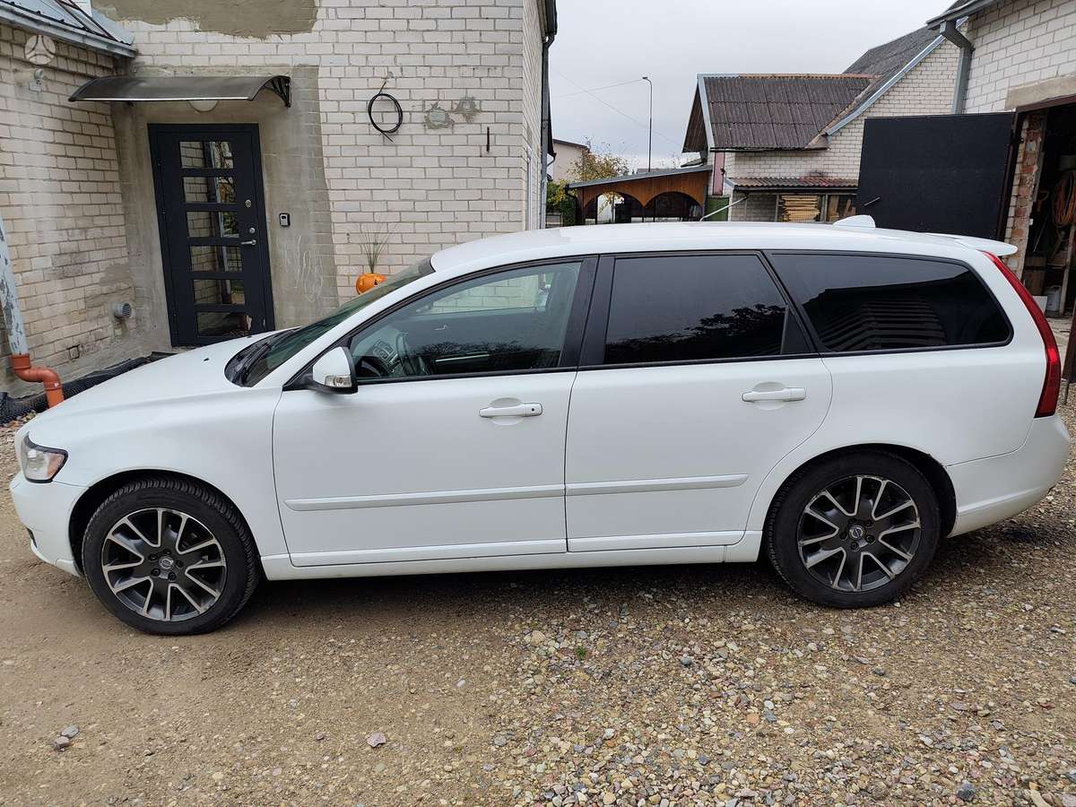 Volvo V50 2010 — салон