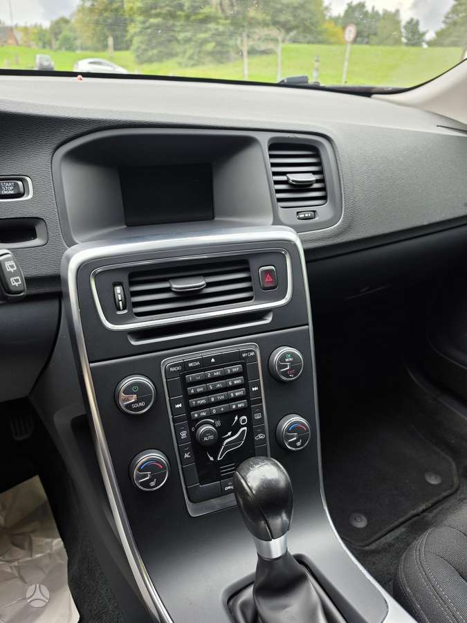 Volvo V60 2012 — photo 12