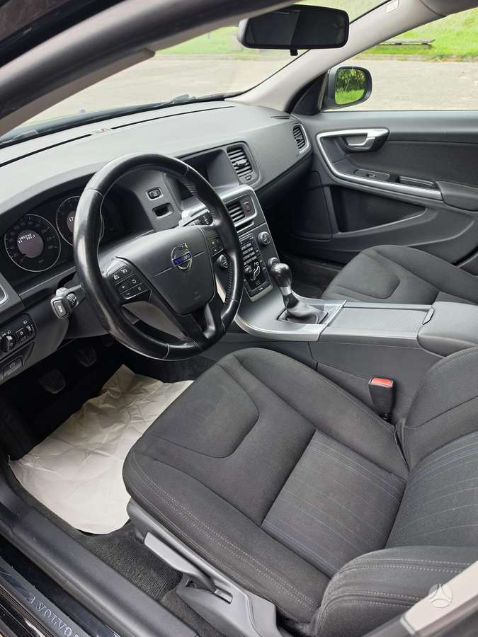 Volvo V60 2012 — photo 9