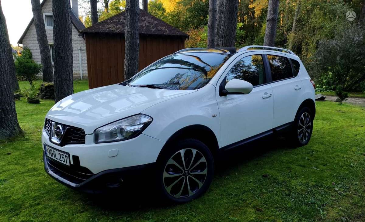 Nissan Qashqai 2011 — rear view