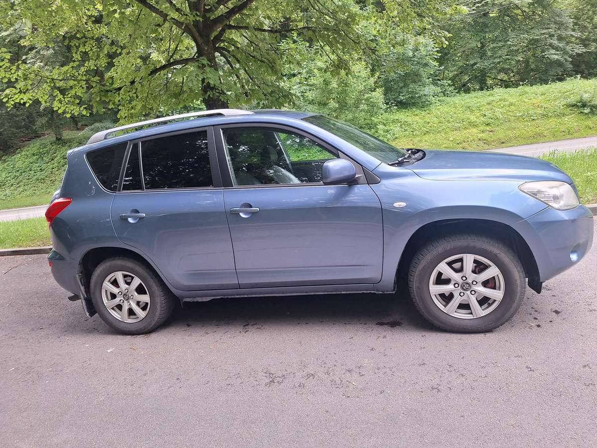 Toyota RAV4 2008 — rear view