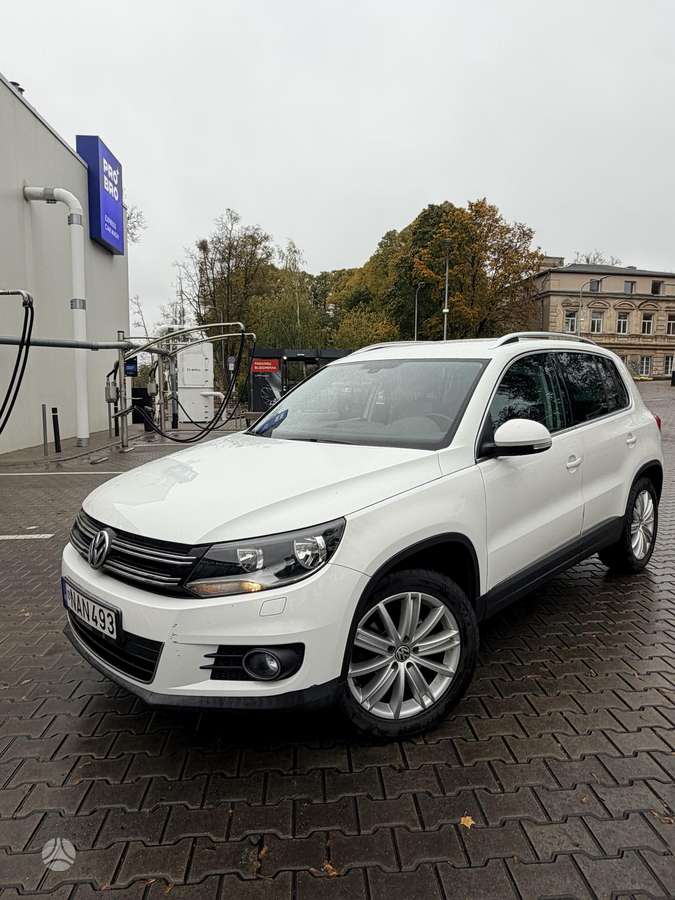Volkswagen Tiguan 2012 — rear view