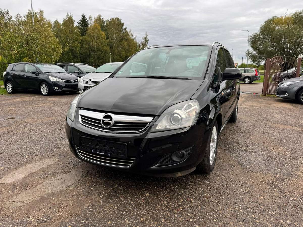 Opel Zafira 2012 — вигляд ззаду