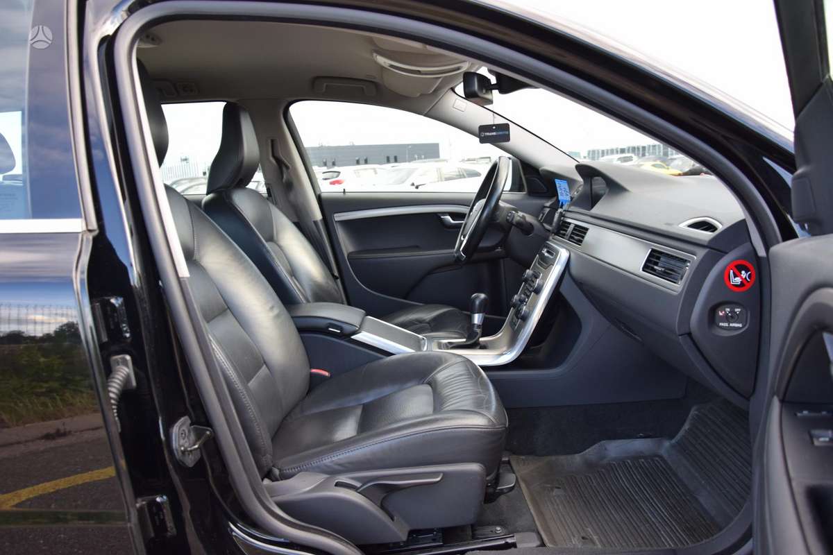 Volvo V70 2011 — photo 18