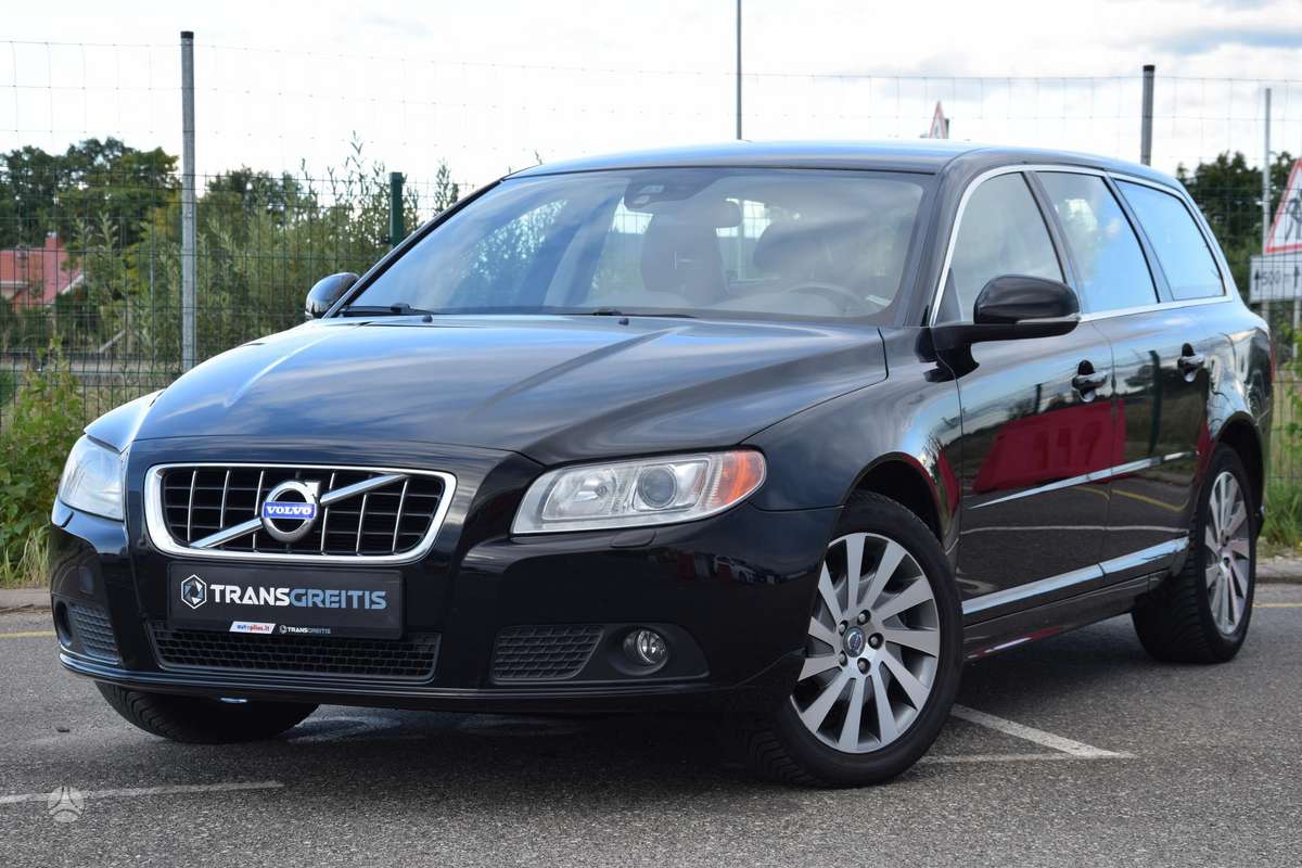 Volvo V70 2011 — rear view