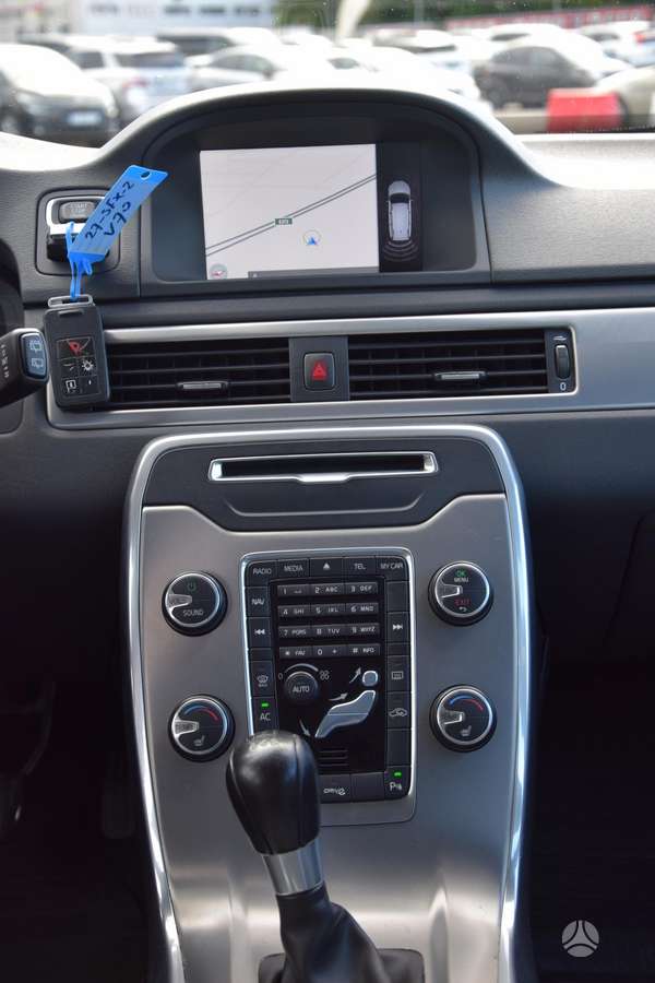 Volvo V70 2011 — photo 24