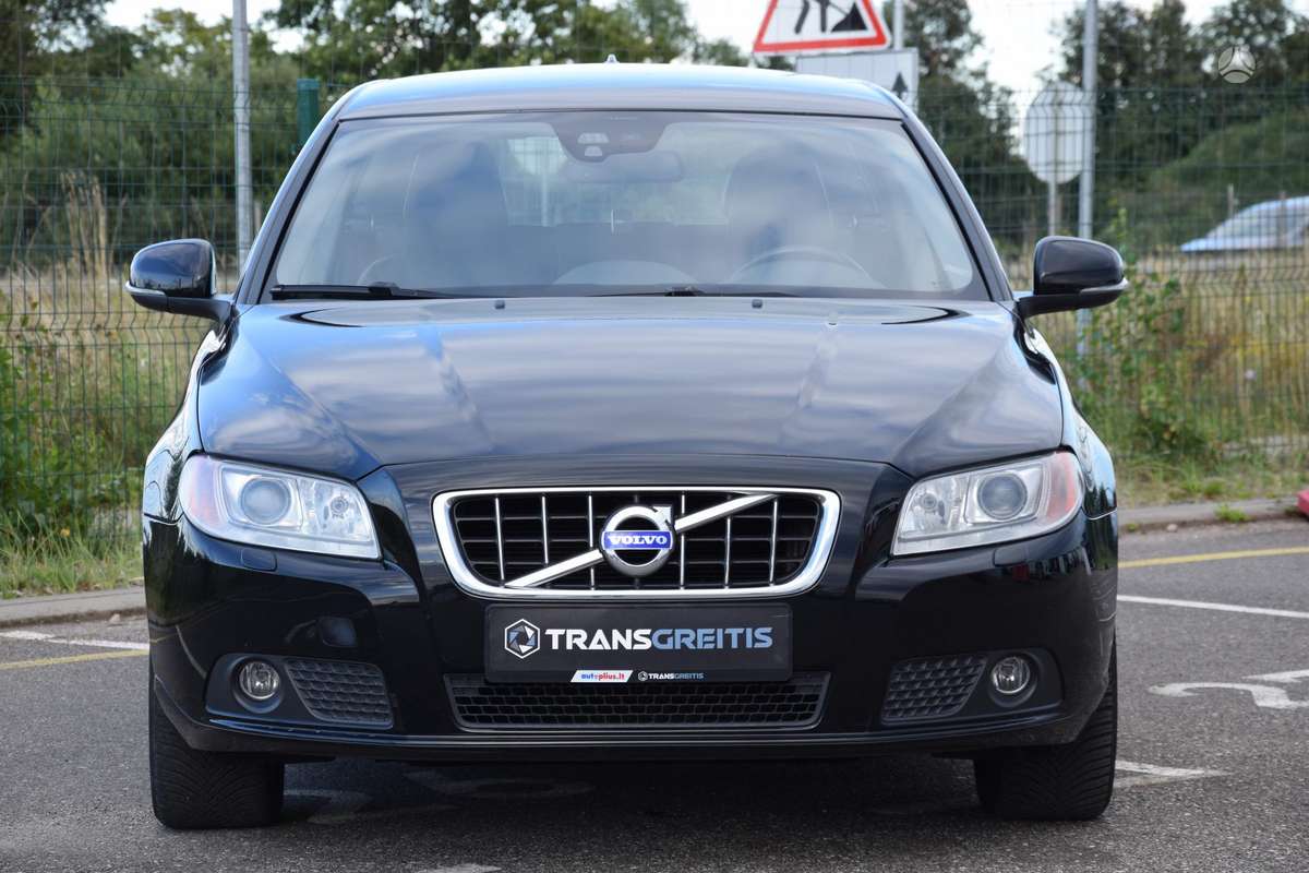 Volvo V70 2011 — interior