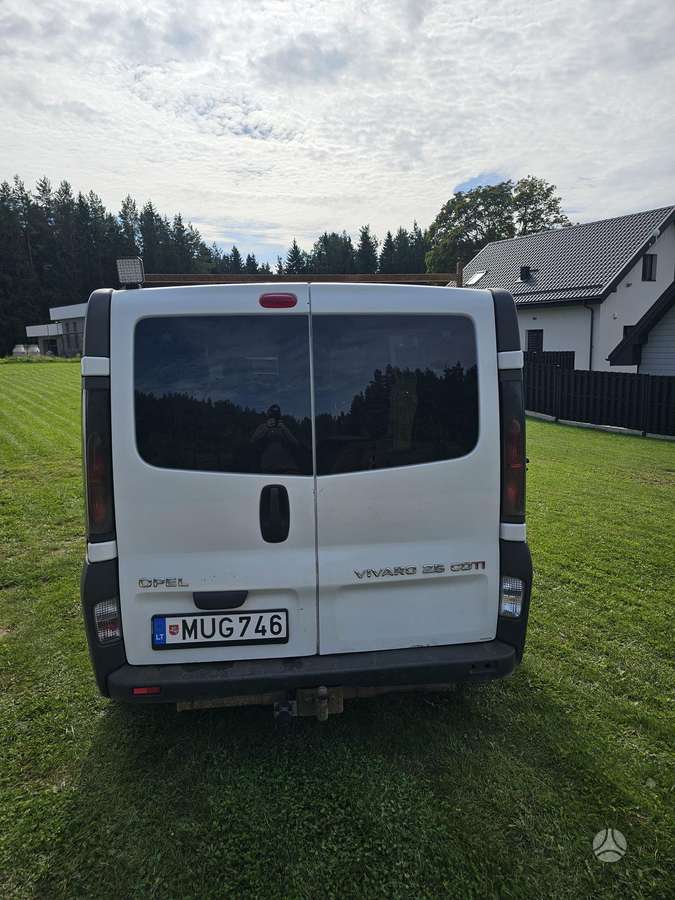 Opel Vivaro 2006 — rear view