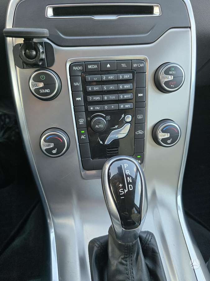 Volvo V70 2013 — photo 16