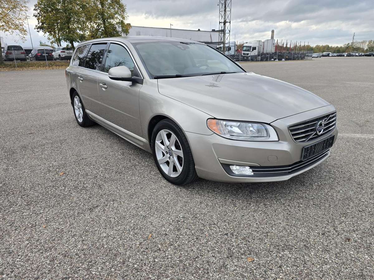 Volvo V70 2013 — rear view