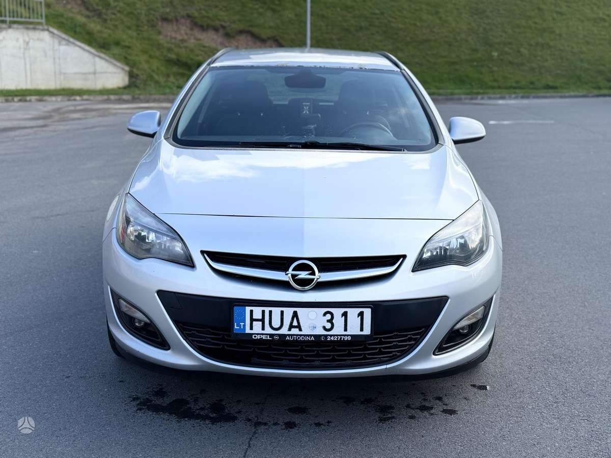 Opel Astra 2015 — rear view