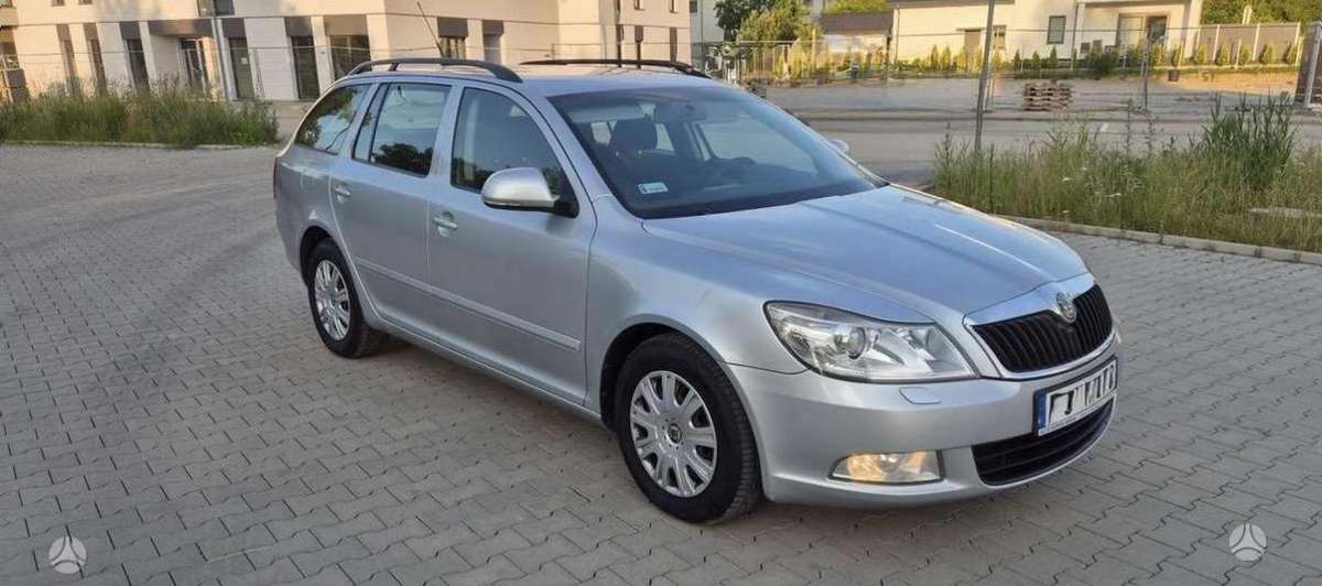 Skoda Octavia 2012 — rear view