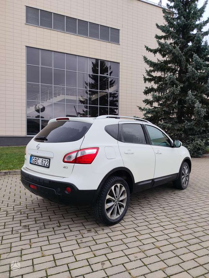 Nissan Qashqai 2011 — rear view